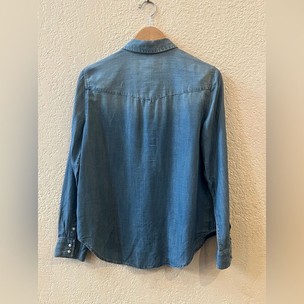 American Eagle Outfitters Boyfriend Fit Pearl Snap Shirt Sz Medium Chambray - Picture 3 of 9